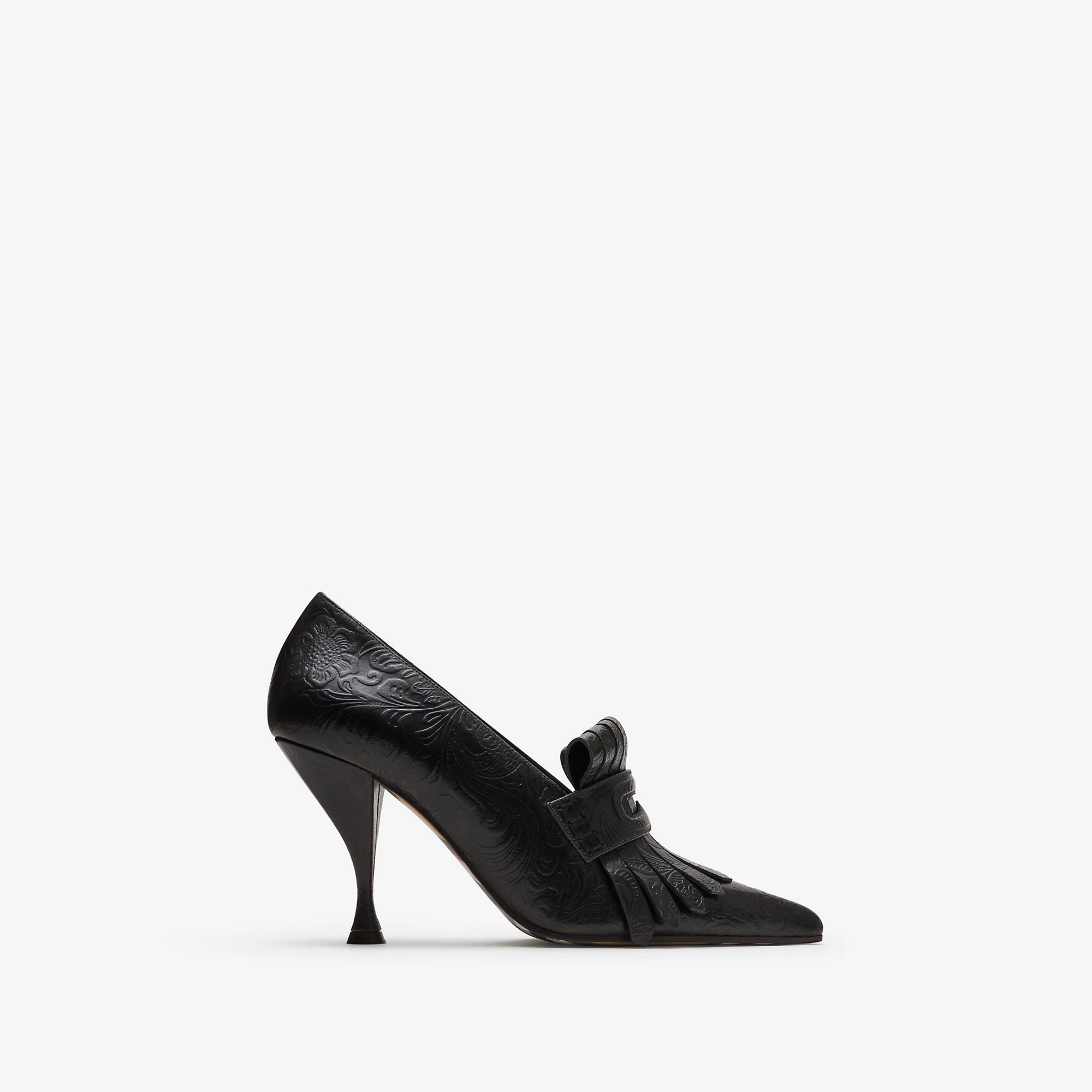 Embossed Cameo Fringe Pumpsâ