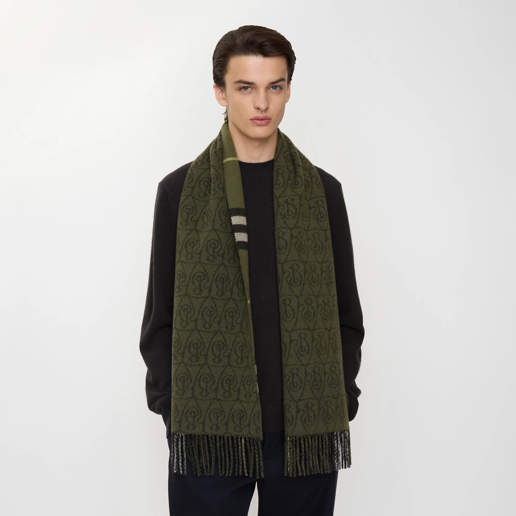 14907-reversible-b-shield-cashmere-scarf-1.webp