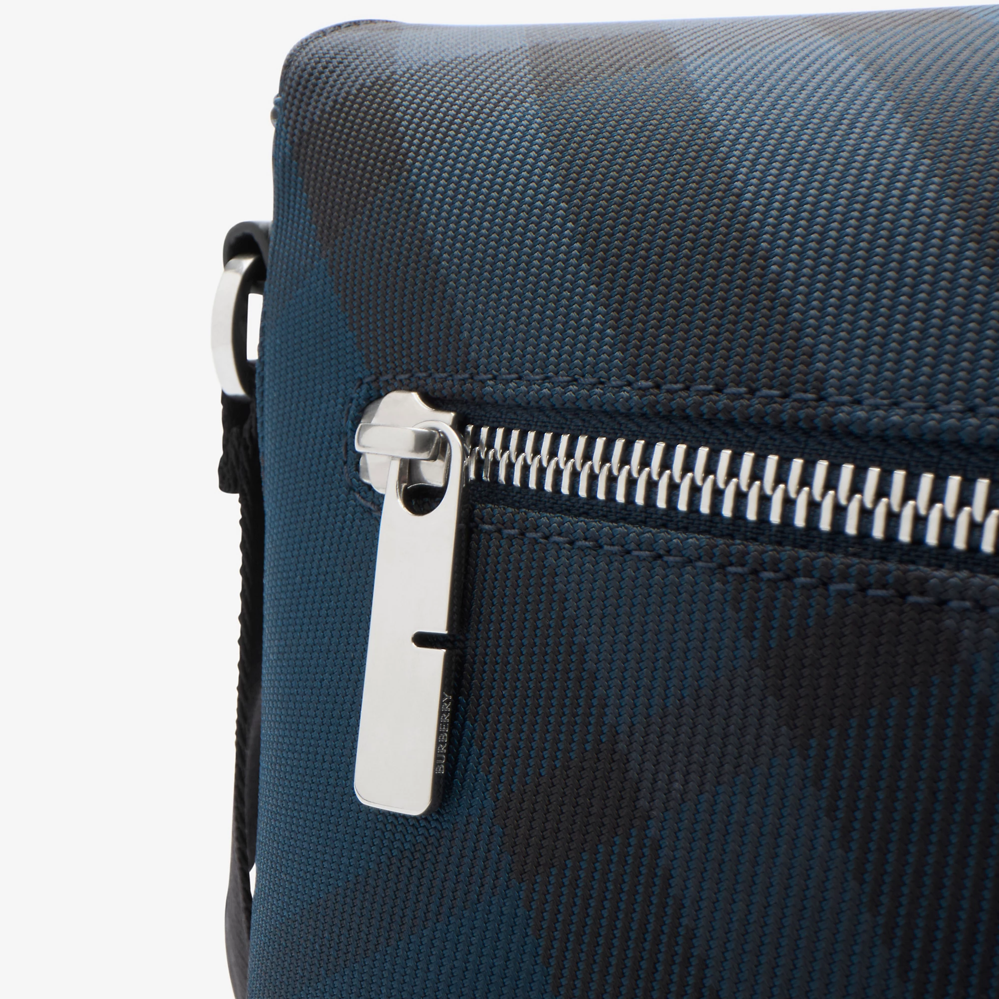 15493-grid-messenger-bag–1.webp