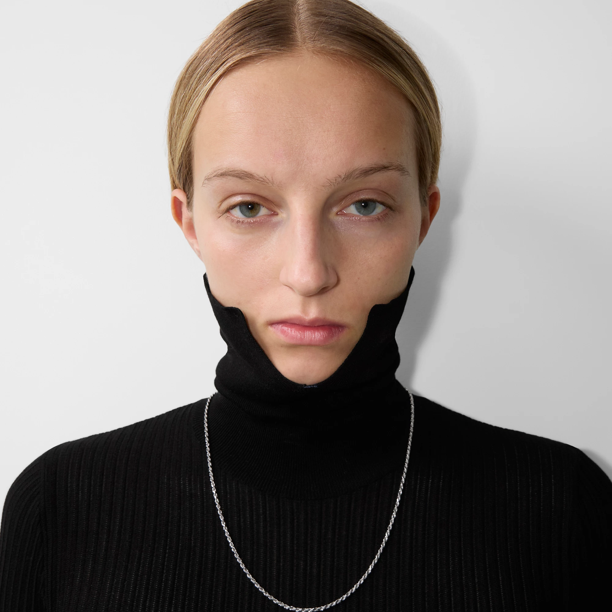 26082-shield-lock-necklace-1.webp