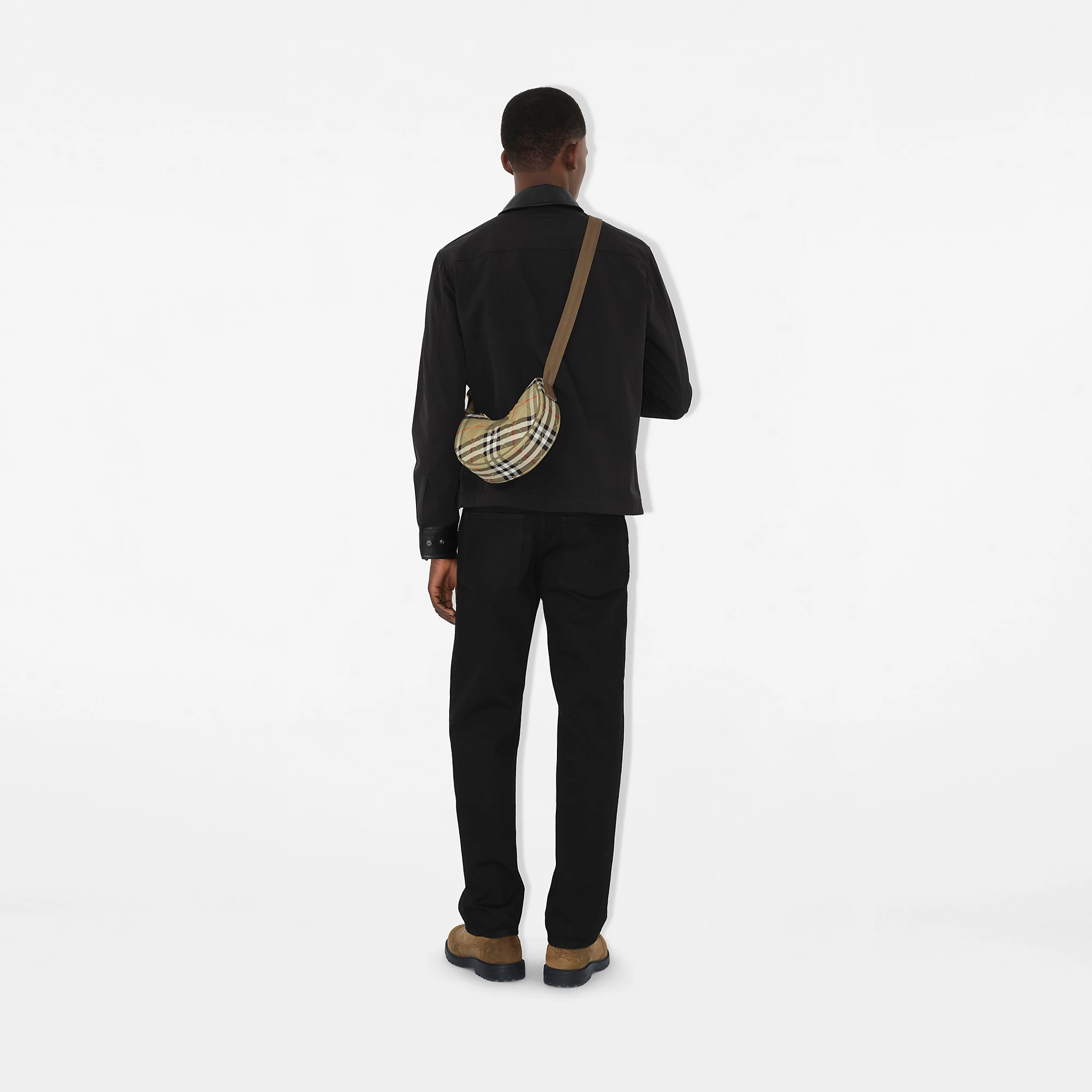 6194-horseshoe-crossbody-bag–1.webp