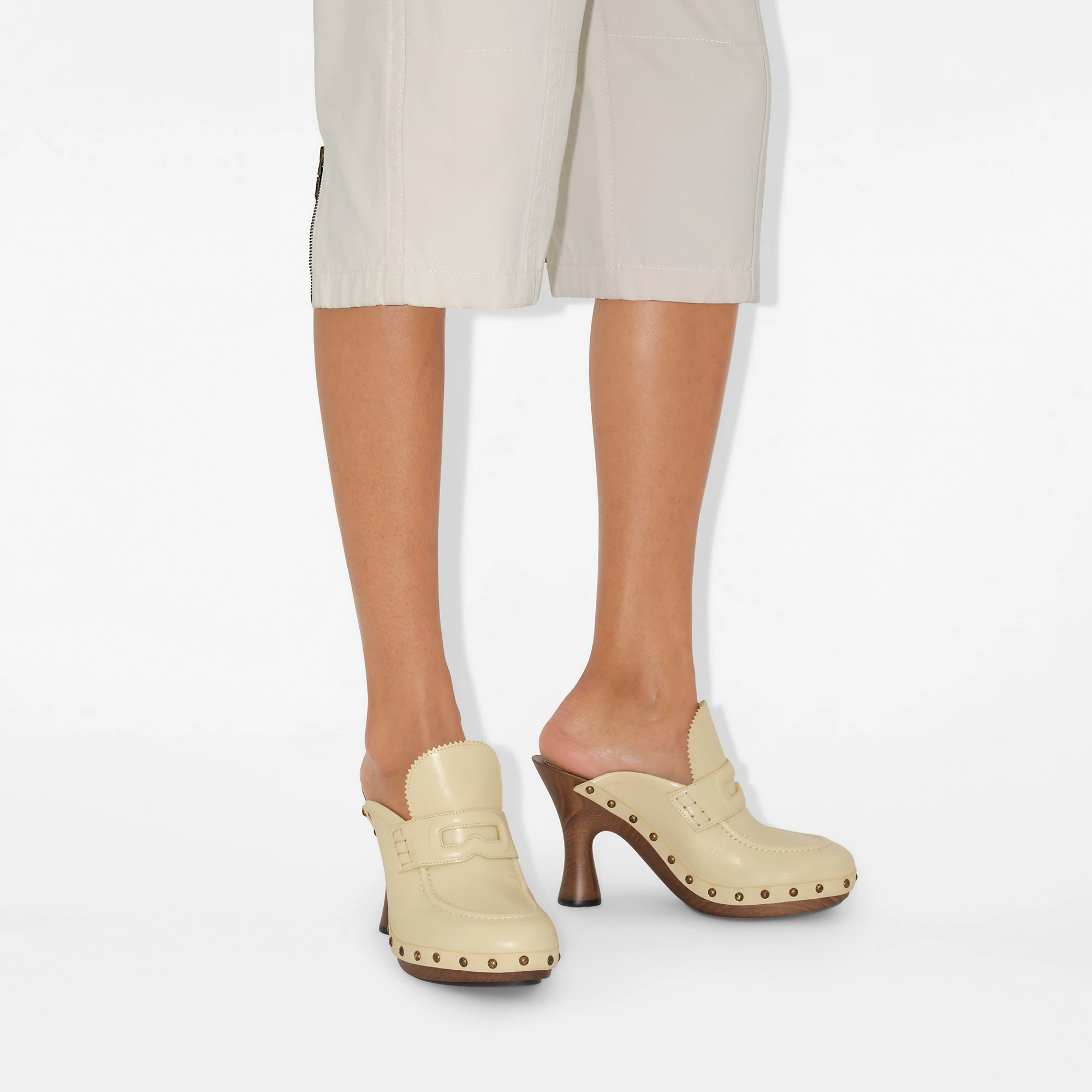 8662-leather-potter-clogs-1.webp